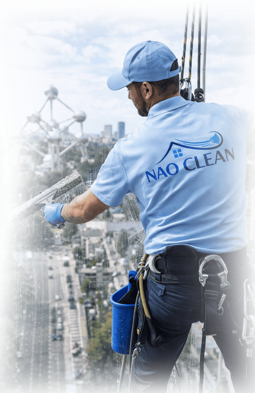 Nettoyeur de vitres Nao Clean travaillant en hauteur avec vue sur l'Atomium de Bruxelles